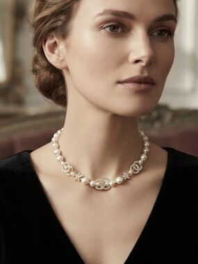 NWT Elegant Pearl and Gold-Link Choker Necklace - Cream Pearls